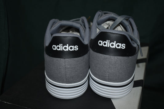 SHOES ADIDAS SIZE 7.5 MENS 8.5 WOMENS DAILY 4.0