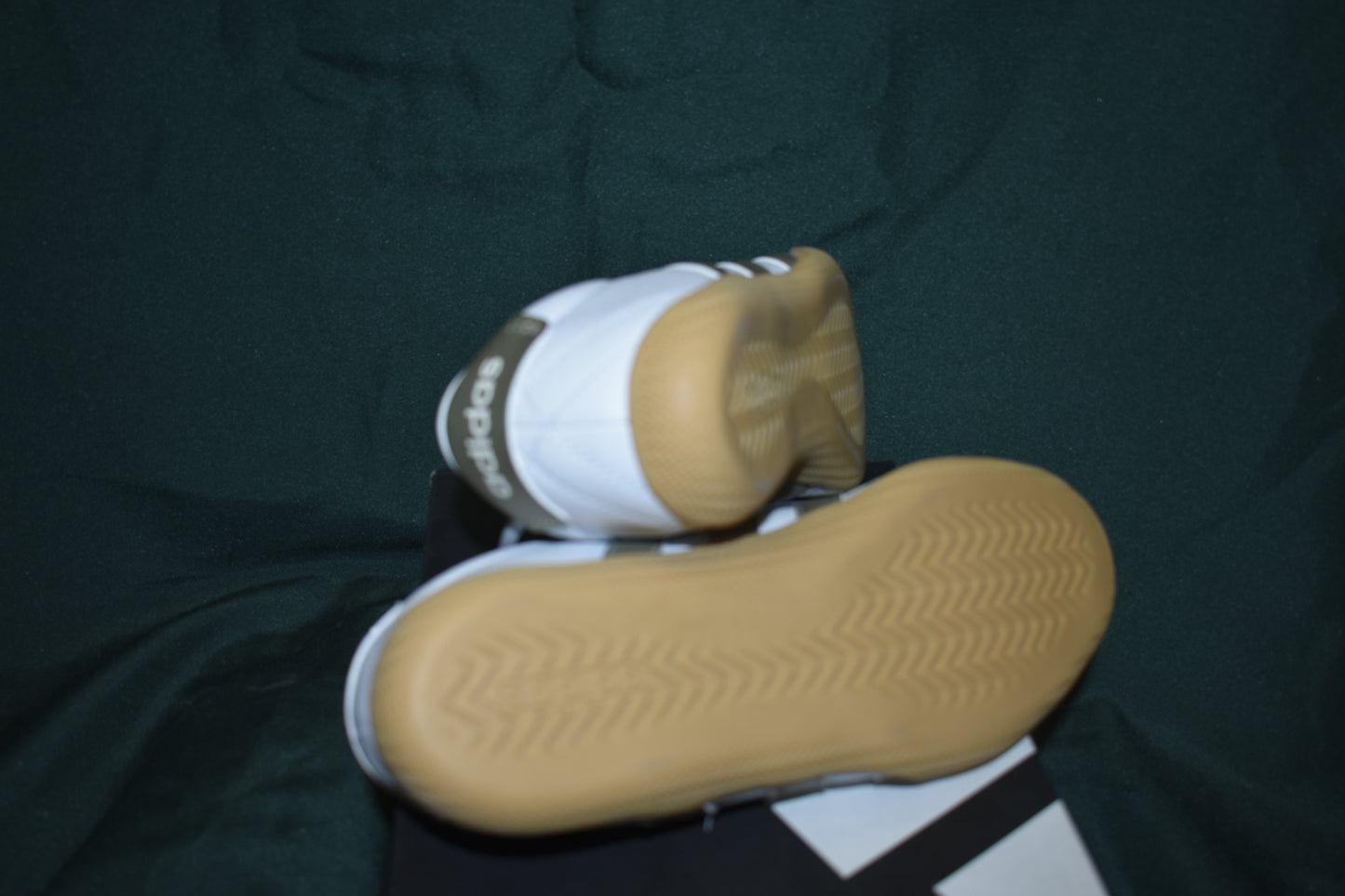 SHOES ADIDAS SIZE 6.5 MENS GRAND COURT LO WHITE/GOLD SPORTSWEAR