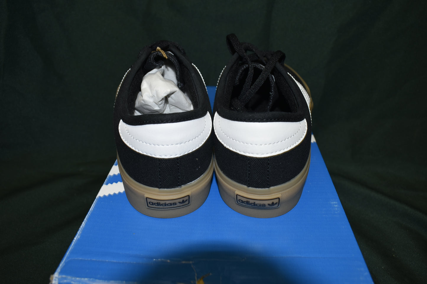 SHOES ADIDAS SIZE 8.5 MENS SEELEY XT BLACK/WHITE/GUM