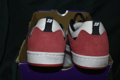 SHOES NIKE SB SIZE 12 MEN LIKE NEW ALLEYOOP RED WHITE BLACK