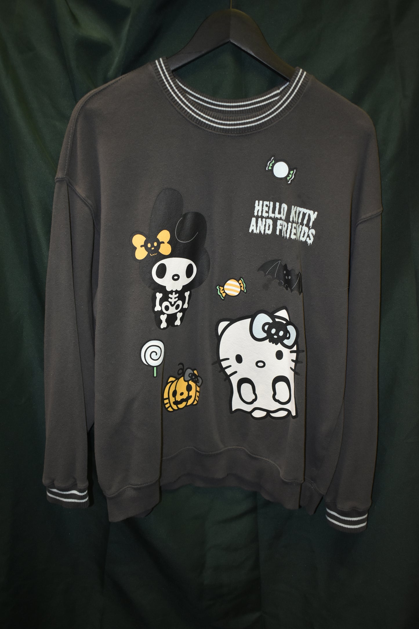 PREOWNED CARTOON SWEATER XL SANRIO HELLO KITTY HALLOWEEN