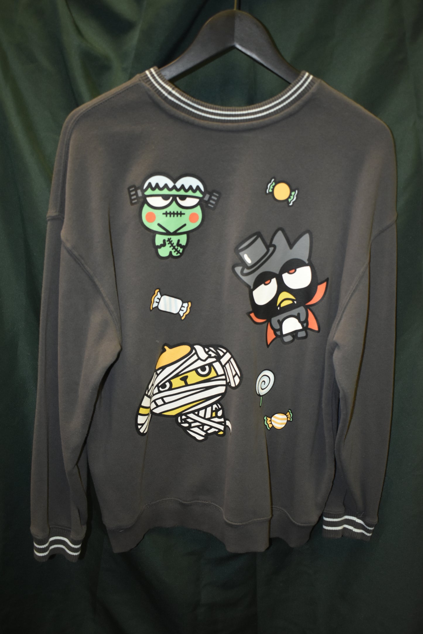 PREOWNED CARTOON SWEATER XL SANRIO HELLO KITTY HALLOWEEN