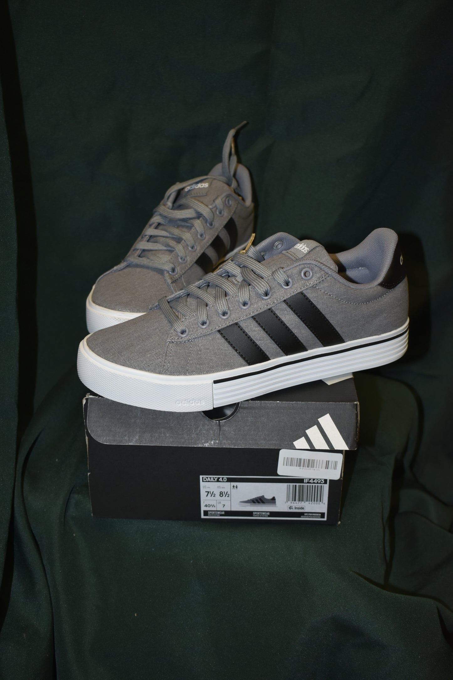 SHOES ADIDAS SIZE 7.5 MENS  8.5 WOMENS DAILY 4.0