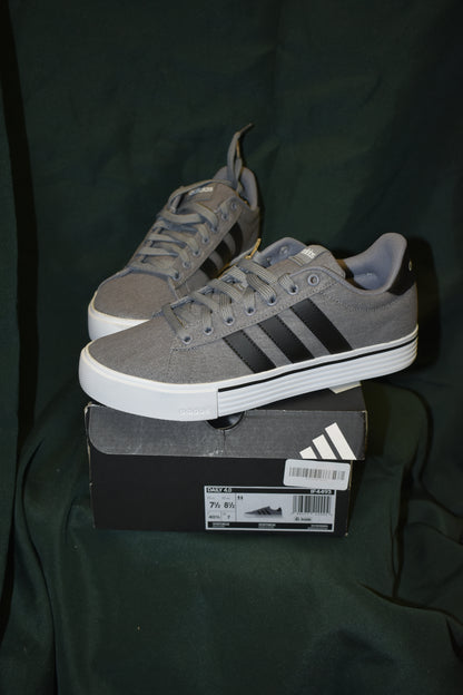 SHOES ADIDAS SIZE 7.5 MENS  8.5 WOMENS DAILY 4.0