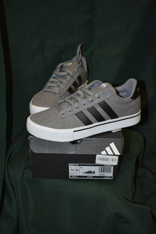 SHOES ADIDAS SIZE 7.5 MENS  8.5 WOMENS DAILY 4.0