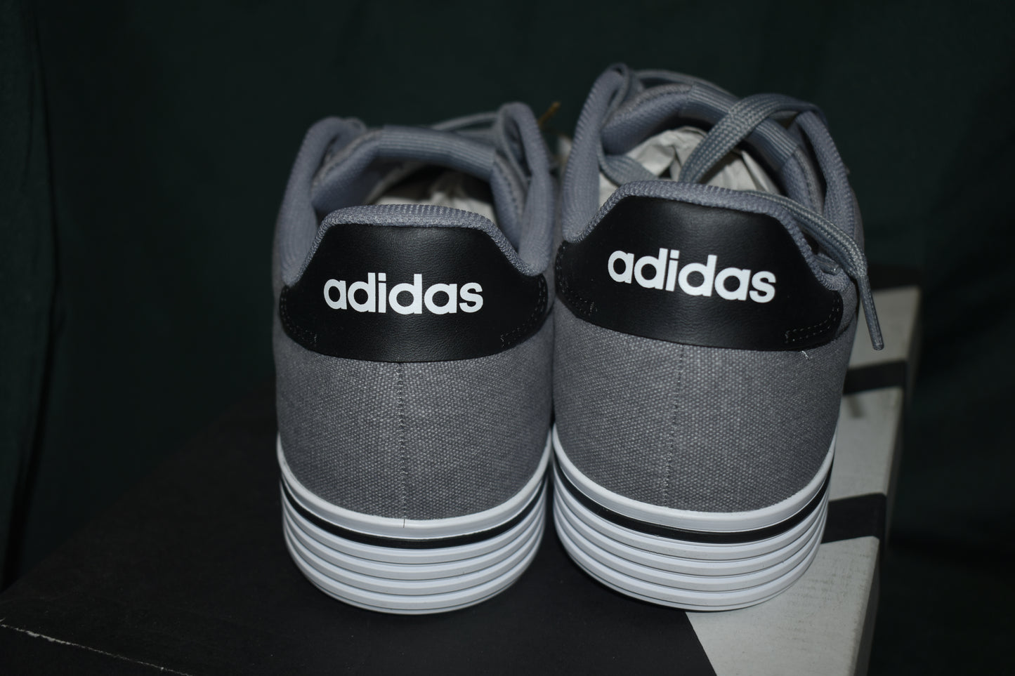 SHOES ADIDAS SIZE 7.5 MENS  8.5 WOMENS DAILY 4.0