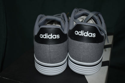 SHOES ADIDAS SIZE 7.5 MENS  8.5 WOMENS DAILY 4.0
