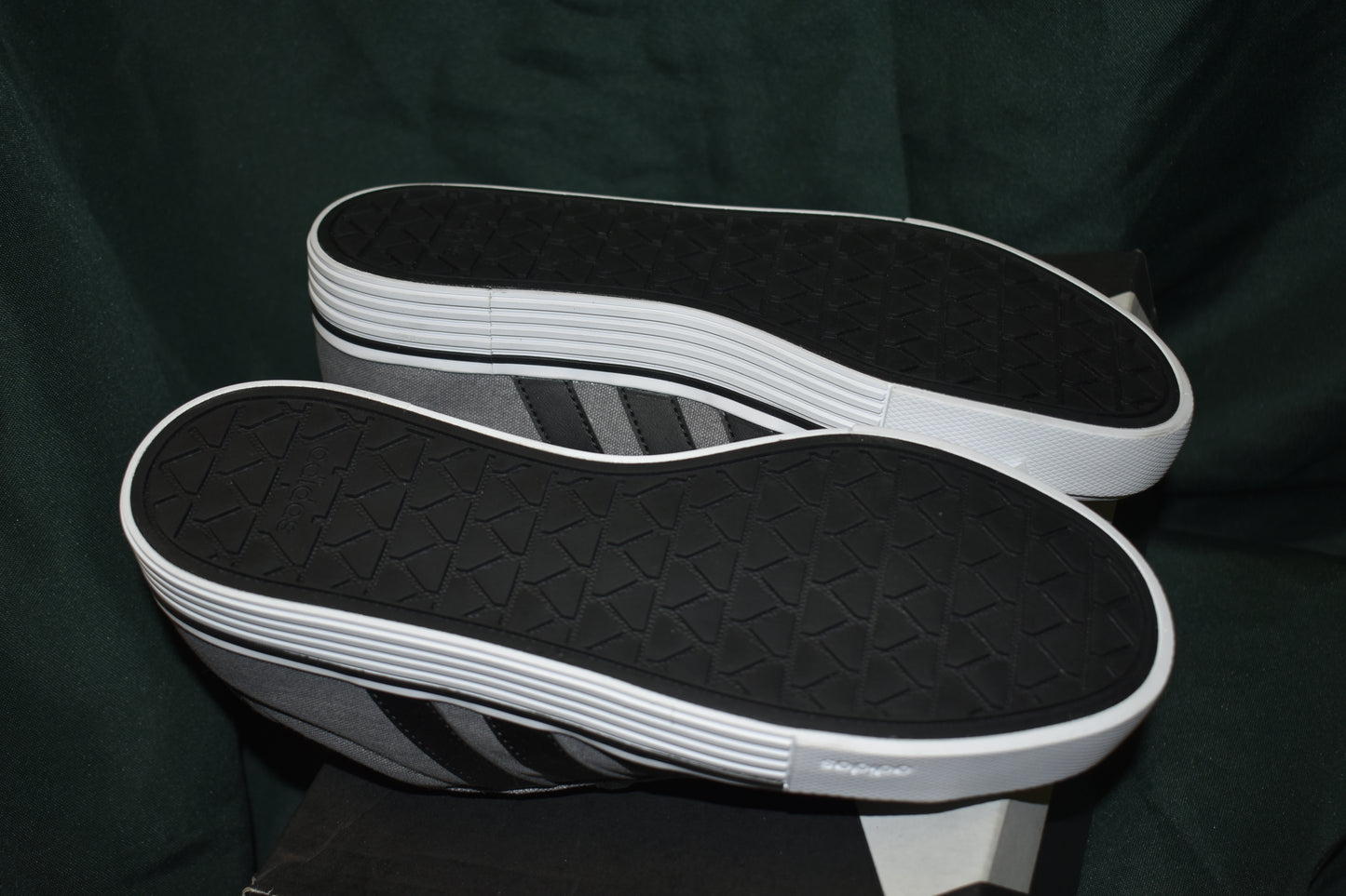 SHOES ADIDAS SIZE 7.5 MENS  8.5 WOMENS DAILY 4.0