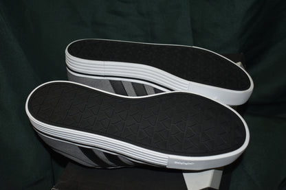 SHOES ADIDAS SIZE 7.5 MENS  8.5 WOMENS DAILY 4.0