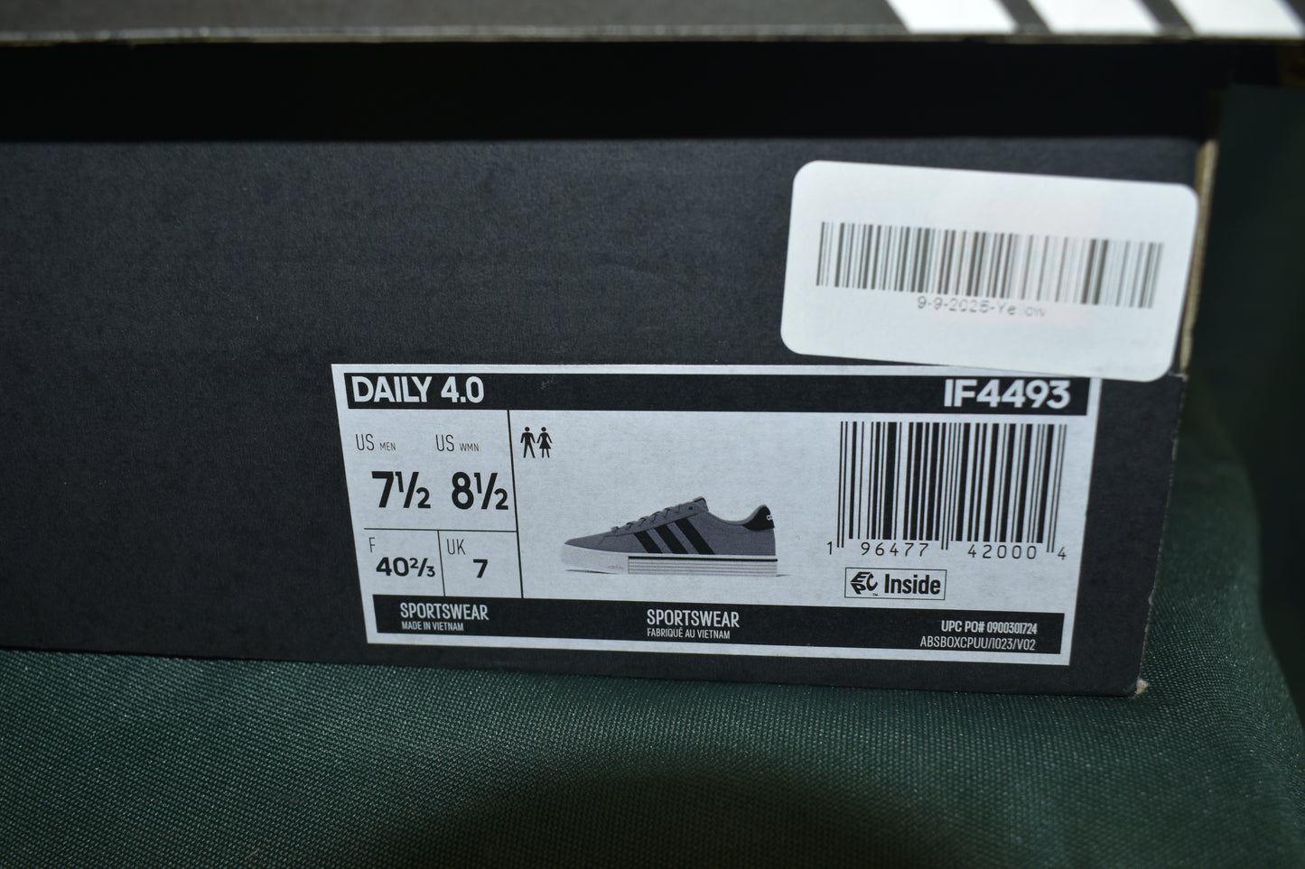SHOES ADIDAS SIZE 7.5 MENS  8.5 WOMENS DAILY 4.0