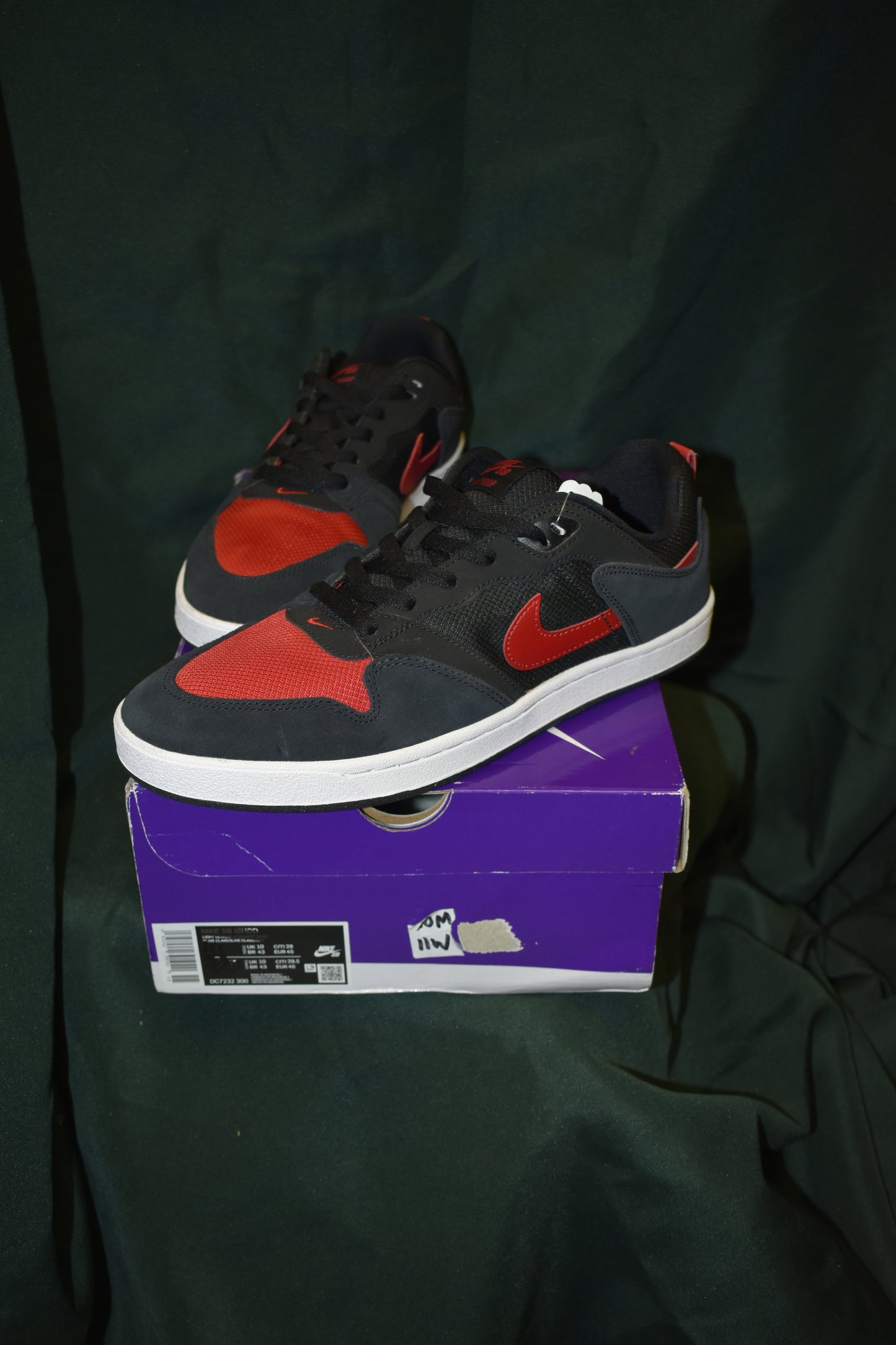 SHOES NIKE SB SIZE 10 MEN LIKE NEW ALLEYOOP BLACK RED