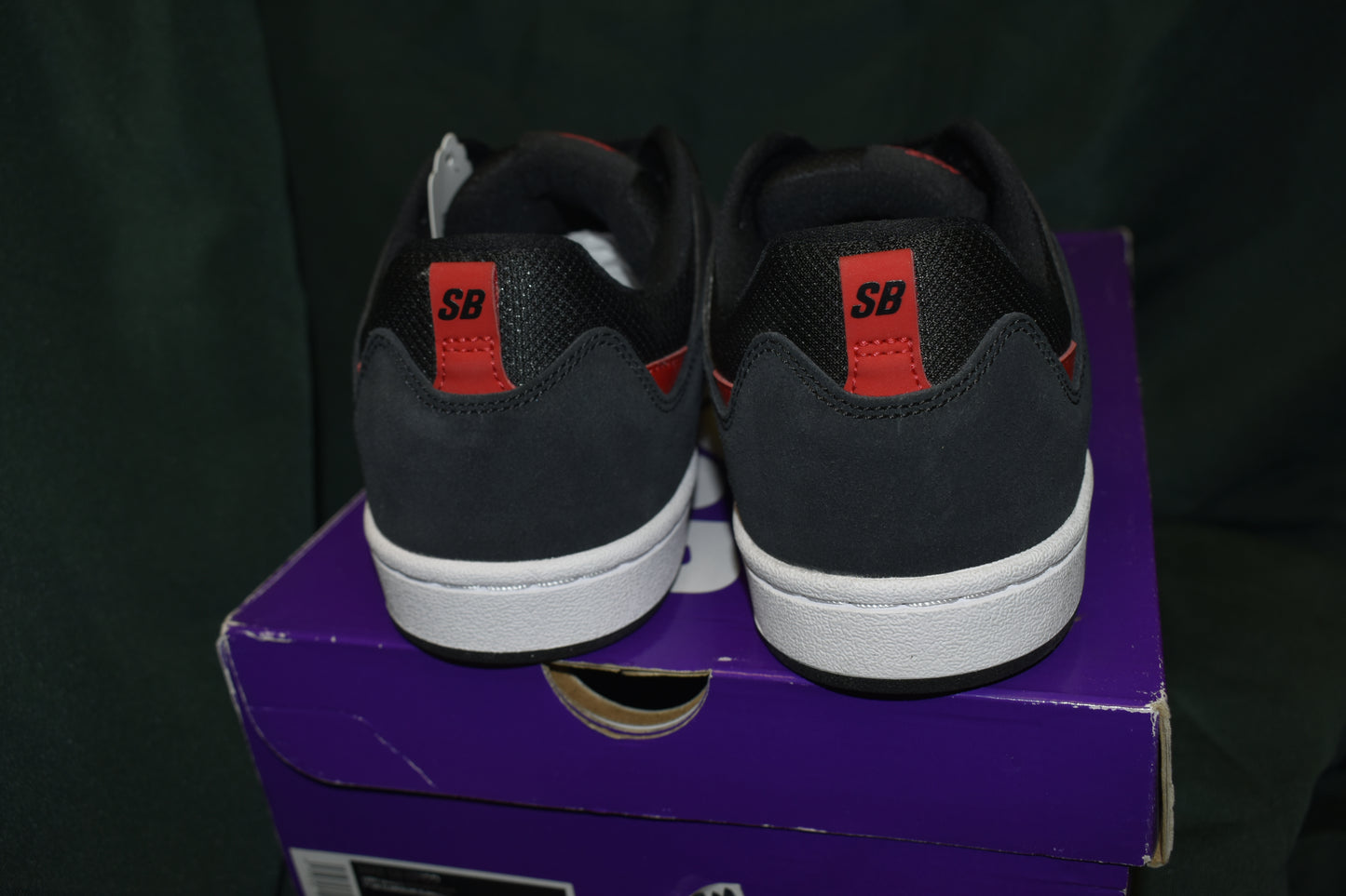 SHOES NIKE SB SIZE 10 MEN LIKE NEW ALLEYOOP BLACK RED