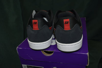 SHOES NIKE SB SIZE 10 MEN LIKE NEW ALLEYOOP BLACK RED