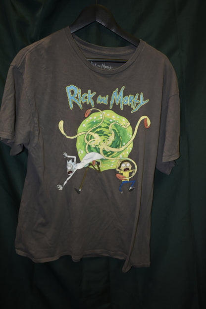 PREOWNED CARTOON SHIRT XL RICK AND MORTY