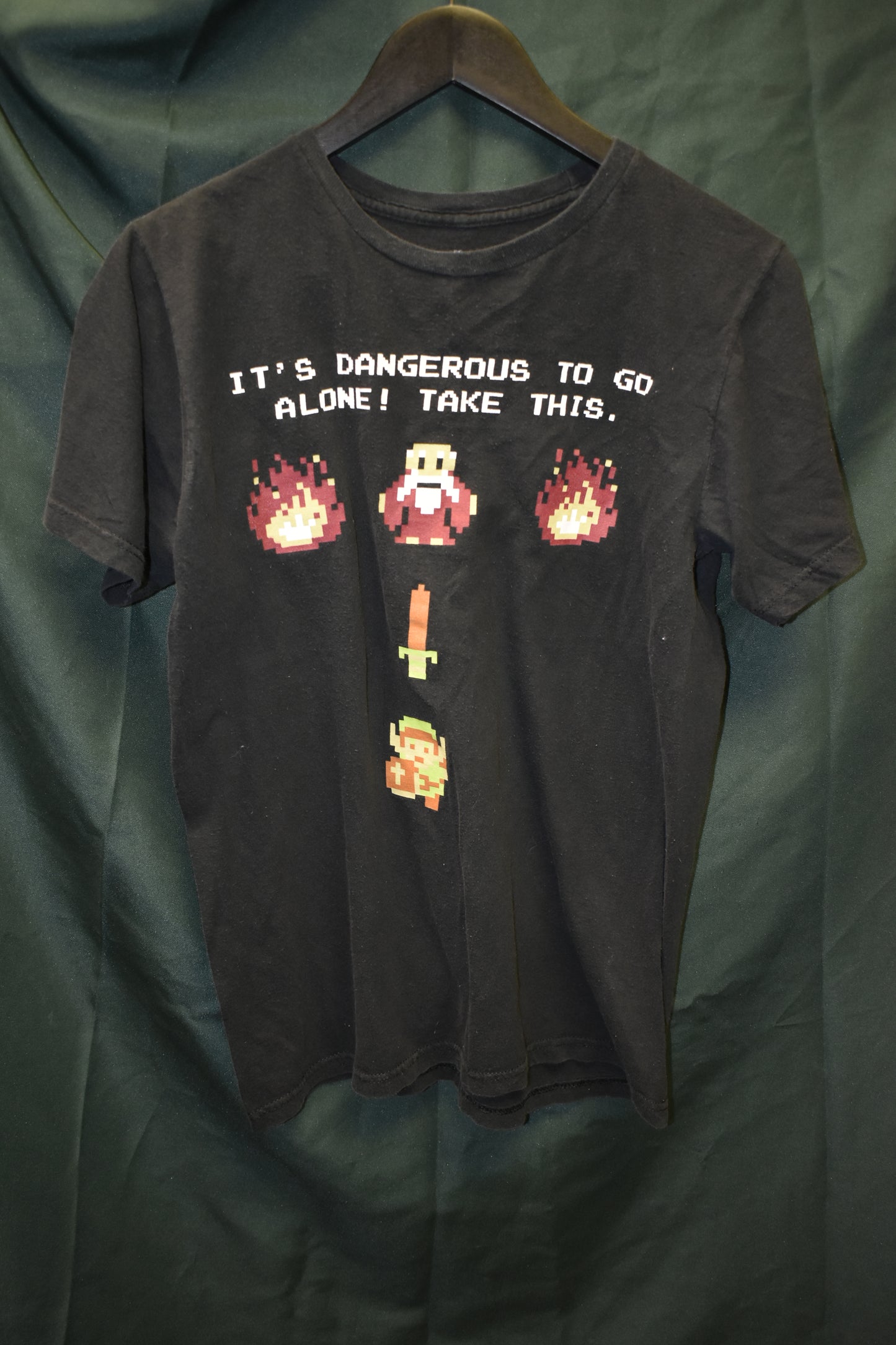 PREOWNED GAMER SHIRT MEDIUM ZELDA