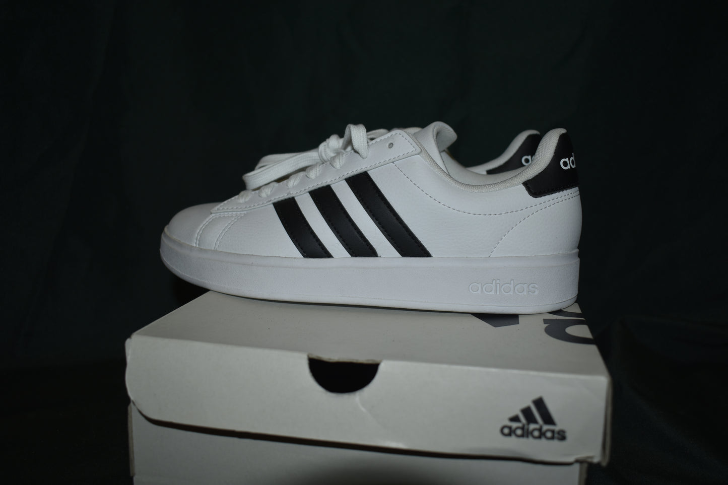 SHOES ADIDAS SIZE 7 MENS GRAND COURT 2.0 BLACK/WHITE