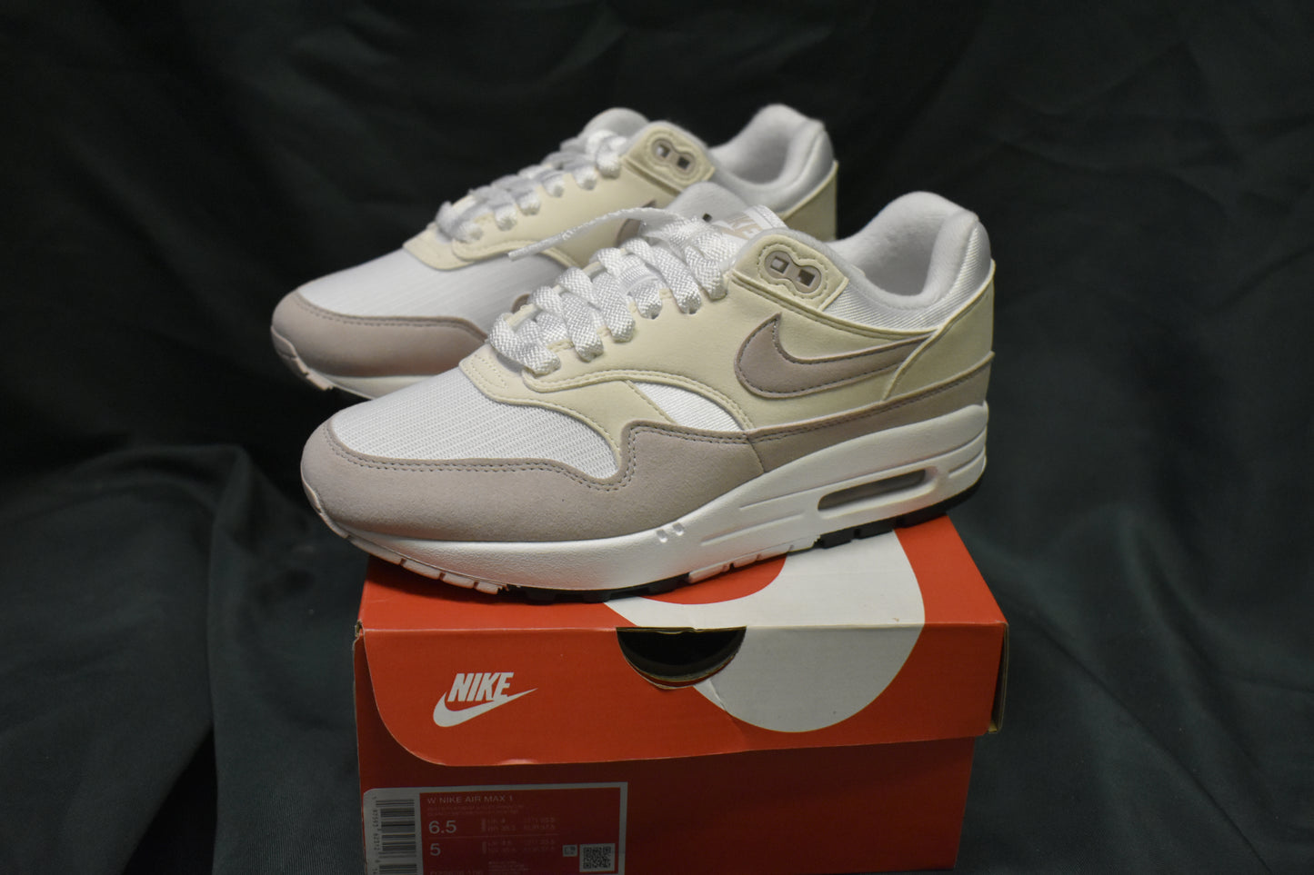 SHOES NIKE SIZE 6.5 MEN 5 WOMENS AIR MAX 1 WHITE