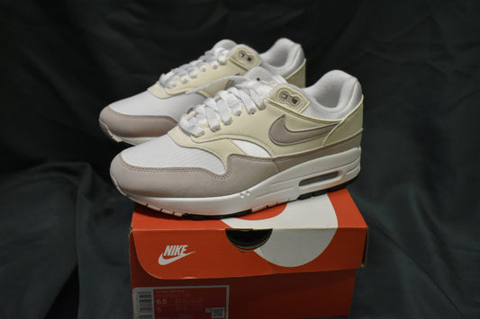 SHOES NIKE SIZE 6.5 MEN 5 WOMENS AIR MAX 1 WHITE