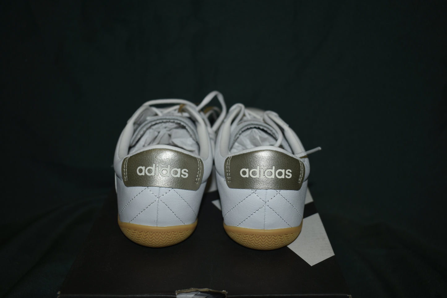 SHOES ADIDAS SIZE 6.5 MENS GRAND COURT LO WHITE/GOLD SPORTSWEAR
