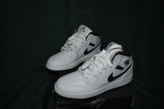 SHOES NIKE SIZE 5.5 KIDS AIR JORDAN 1 MID BLACK/WHITE