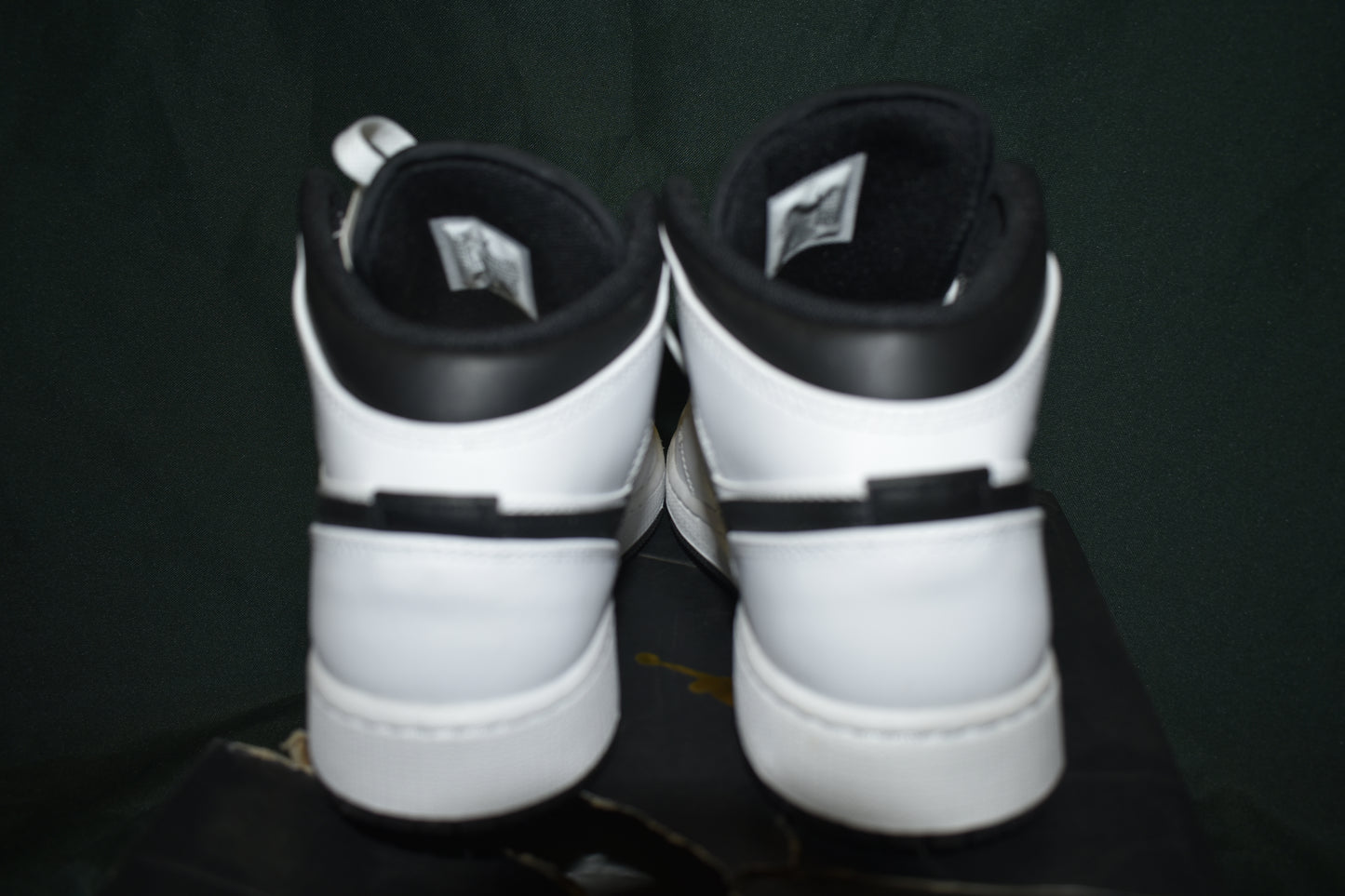 SHOES NIKE SIZE 5.5 KIDS AIR JORDAN 1 MID BLACK/WHITE