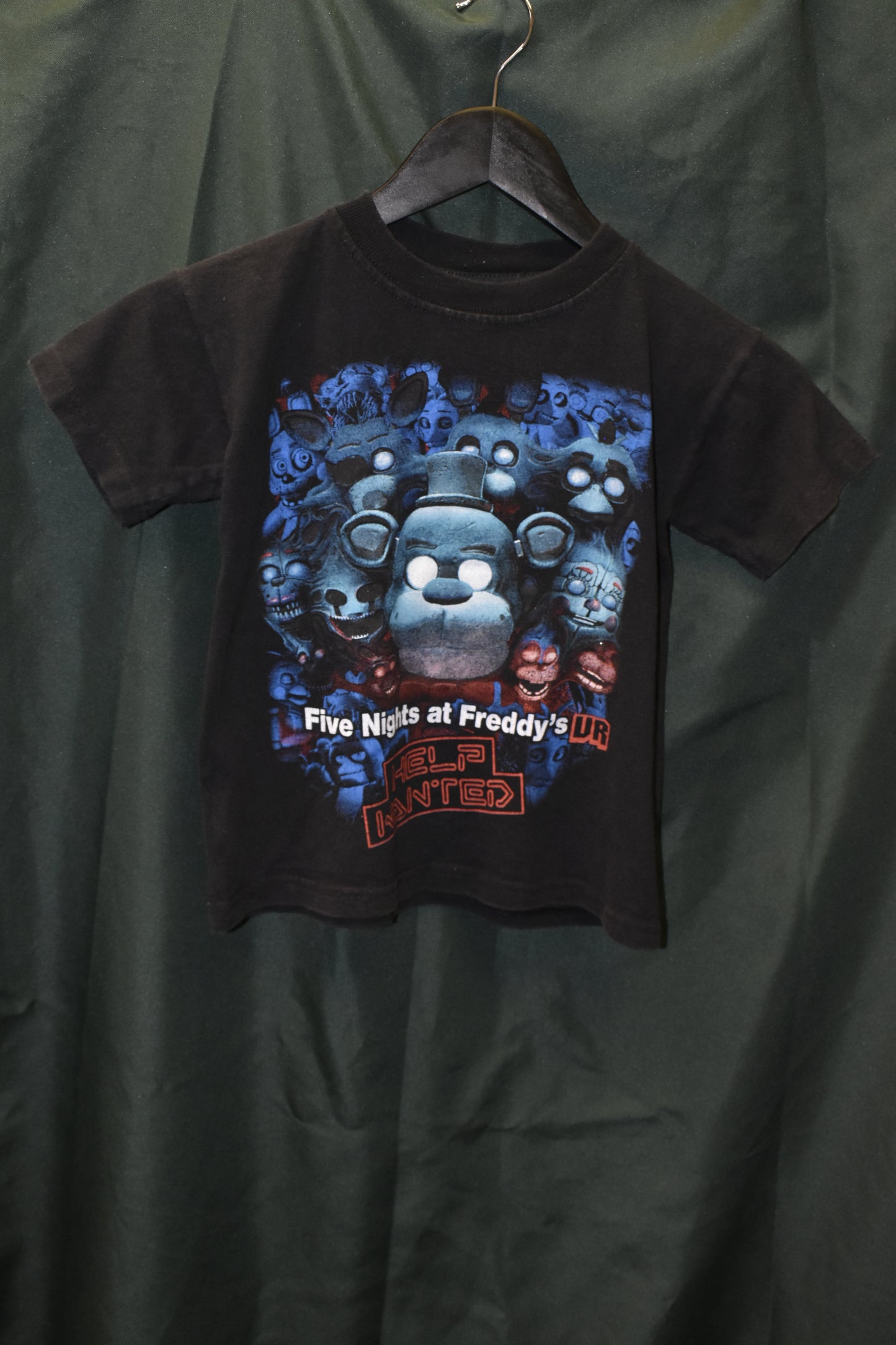 PREOWNED GAMER SHIRT KIDS SMALL FIVE NIGHTS AT FREDDY'S HELP WANTED