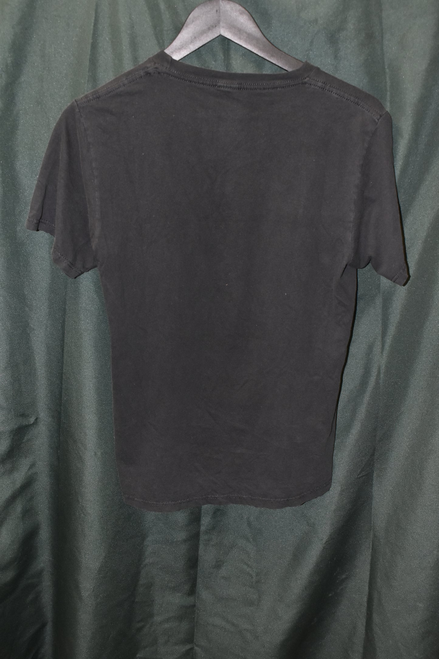 PREOWNED GAMER SHIRT SMALL S24 FIVE NIGHTS AT FREDDY'S